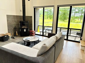 You can enjoy the view of fresh greenery from the large windows.