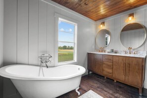 Claw foot tub!