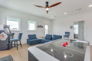 Game Room | Smart TV | Arcade Machine | Air Hockey Table | 2,850 Sq Ft