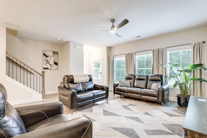 Living Room | Free WiFi | Smart TV | 1st Floor