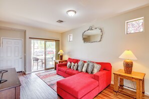 Living Room | Twin Sleeper Sofa | 1st Floor | Smart TV | Free WiFi