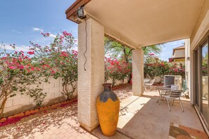 Private Patio | Self Check-In | 2 Mi to Camelback Ranch