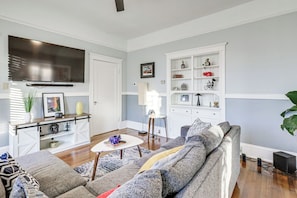 Living Room | 1st Floor | Smart TV | Central Heating & A/C | Free WiFi