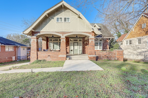 Macon Vacation Rental | 4BR | 2BA | 2,480 Sq Ft | 6 Steps to Enter