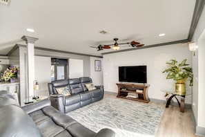 Living Room | Free WiFi | Smart TV (Streaming Only)