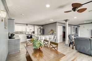 Dining Area | Dishware & Flatware Provided | Central A/C