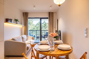 Living room with large windows – natural light and space for the whole family.