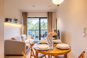 Living room with large windows – natural light and space for the whole family.