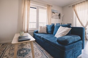Modern lounge area with a stylish navy corner sofa – comfort, space, and a cozy seaside vibe.
