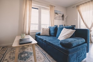 Modern lounge area with a stylish navy corner sofa – comfort, space, and a cozy seaside vibe.