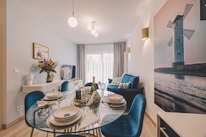 Spacious living room with large windows – Linterna apartment blends comfort and coastal proximity, ideal for couples or families.