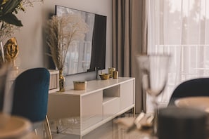 Modern living room with TV and designer touches – Linterna combines style and comfort for your perfect seaside escape.