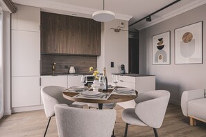 Bright interior with large windows – Industria apartment combines style, light, and comfort in Bydgoszcz’s center.