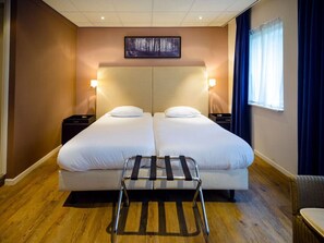 Unit with 2 single beds. Exact unit will be assigned upon arrival. Views, colors, and decor may vary.
