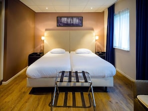 Unit with 2 single beds. Exact unit will be assigned upon arrival. Views, colors, and decor may vary.