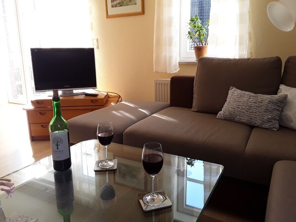 Wohnzimmer mit gemütlicher Couch, Sat-TV