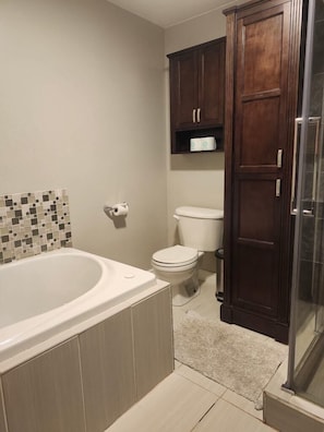 MB Bathroom #1, sauna, blue tooth speakers and heated Floors