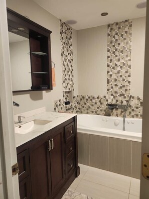 MB Bathroom #1, sauna, blue tooth speakers and heated Floors