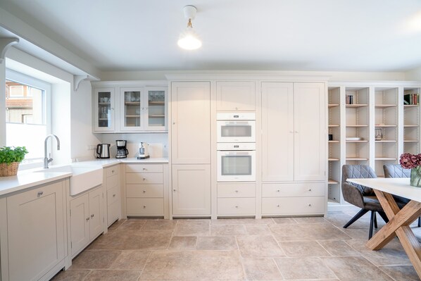 Eleganz trifft Komfort – Ferienwohnung mit Sauna, Grill & Balkon