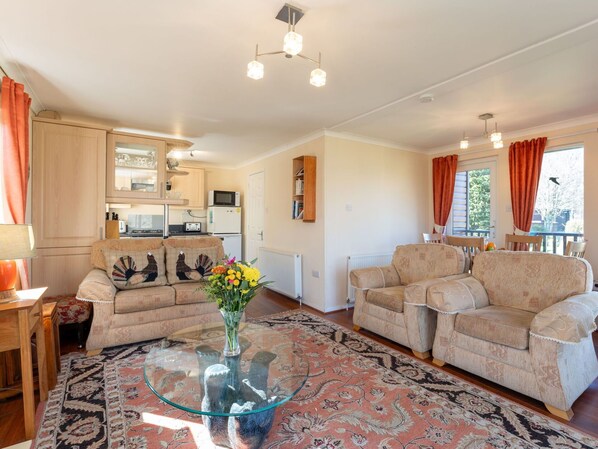 Möbel, Couch, Interior Design, Holz, Decke, Flooring, Wohnzimmer, Tabelle, Fussboden, Zimmer