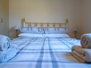 Bett, Möbel, Bedding, Schlafzimmer, Bettdecke, Interior Design, Holz, Linens, Fussboden, Flooring