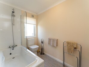Armatur, Flooring, Interior Design, Badezimmer, Fussboden, Decke, Badewanne, Installation, Zapfhahn, Beleuchtung