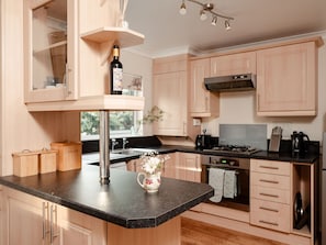 Möbel, Küche, Countertop, Küchengerät, Cabinetry, Interior Design, Major Appliance, Holz, Haushaltsgerät, Flooring