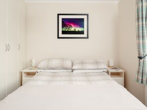 Möbel, Bett, Interior Design, Schlafzimmer, Bedding, Bettdecke, Fussboden, Holz, Zimmer, Linens