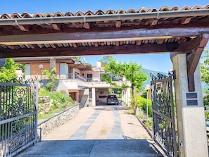 Residential Area, Home, Shade, Balcony, Estate, Hacienda, Driveway, Villa, Mansion, Flagstone