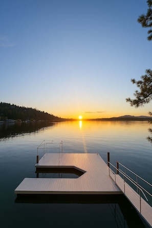 Evenings at Lakeside Loft—sunsets that stop you in your tracks.
