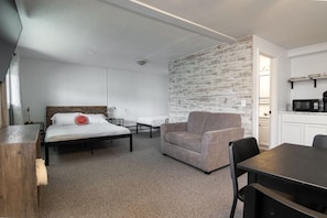 Spacious Twin + Queen room