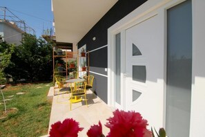 Vista frontal de la propiedad