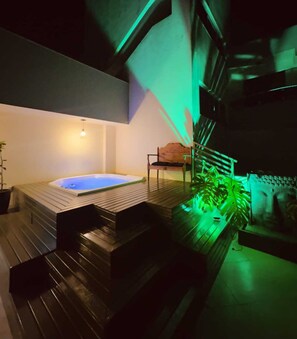 Outdoor spa tub