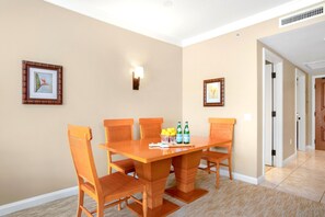 HKH-222 Gather, feast, and laugh in this warm, elegant dining nook.