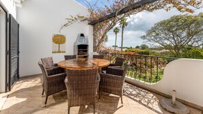 Charming terrace with dining table and traditional BBQ, perfect for alfresco meals and sunset gatherings
#OutdoorDining #BBQReady #TerraceVibes #PortugalHoliday #RelaxOutdoors #LovelyStay