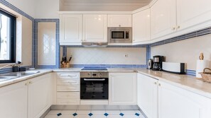Well-equipped kitchen with authentic tile detailing and everything you need for home-cooked meals
#PortugueseStyle #FullyEquippedKitchen #TileDetail #SelfCateringStay #AlgarveLiving #LovelyStay