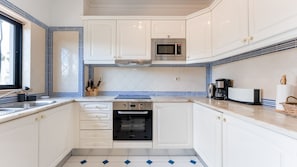 Well-equipped kitchen with authentic tile detailing and everything you need for home-cooked meals
#PortugueseStyle #FullyEquippedKitchen #TileDetail #SelfCateringStay #AlgarveLiving #LovelyStay