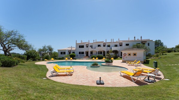Expansive shared pool set in beautifully landscaped gardens, ideal for sun-soaked days and total relaxation
#PoolsideParadise #AlgarveEscape #HolidayRental #SunLoungers #GardenViews #LovelyStay