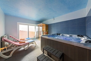 Indoor spa tub