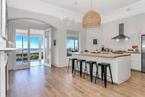 Prepare anything from lazy breakfasts to beachside feasts in the fully equipped kitchen with gas cooking, dishwasher, and Nespresso coffee.