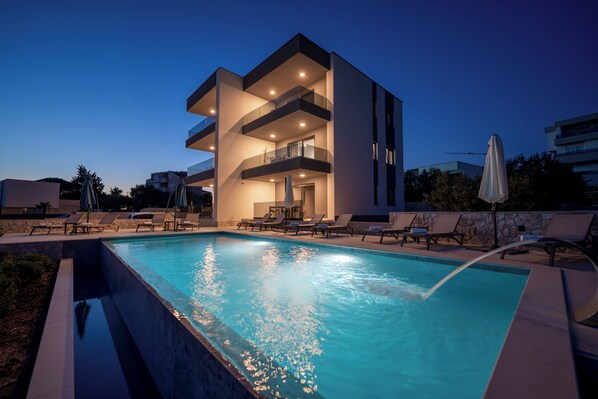 Pool med vattenfall