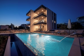 Pool med vattenfall