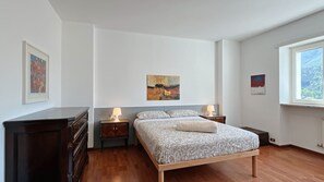 Large double bedroom, bright and modern