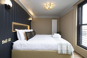 Studio with bed and kitchen