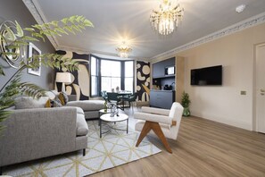 Studio with bed and kitchen