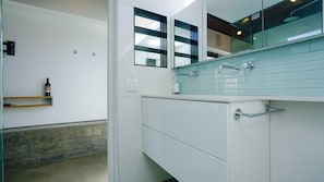 Nice bathroom