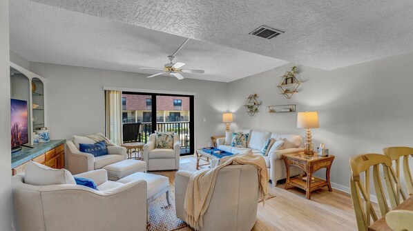 Relax together with a movie after a day on the beach in the living room