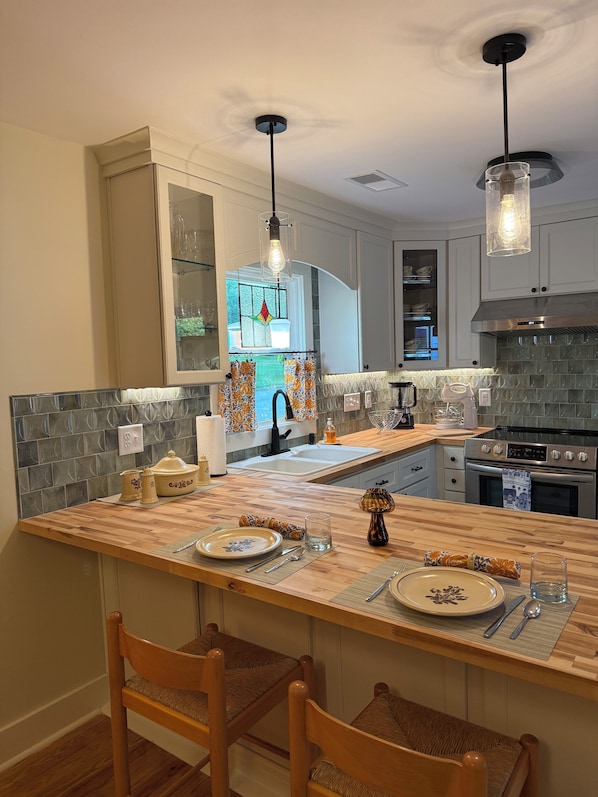 Full kitchen with breakfast bar