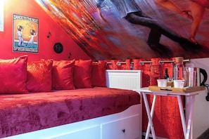 a few zoomed-in captions will follow now so you can see the room from closer distance.