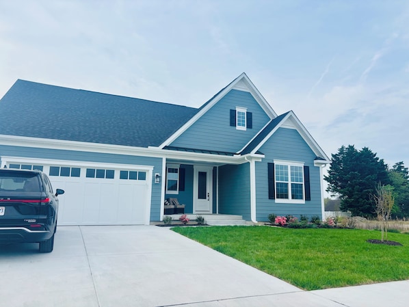 Exterior View - Bay to the right of home